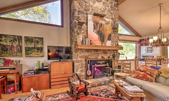 Mammoth Spring Cabin | Riverfront Escape: Treehouse, Fire Pit & Ocean Views Await!