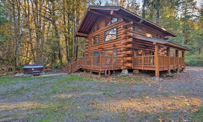 Gold Bar House | Riverfront Gold Bar Log Cabin with Private Beach & Hot Tub