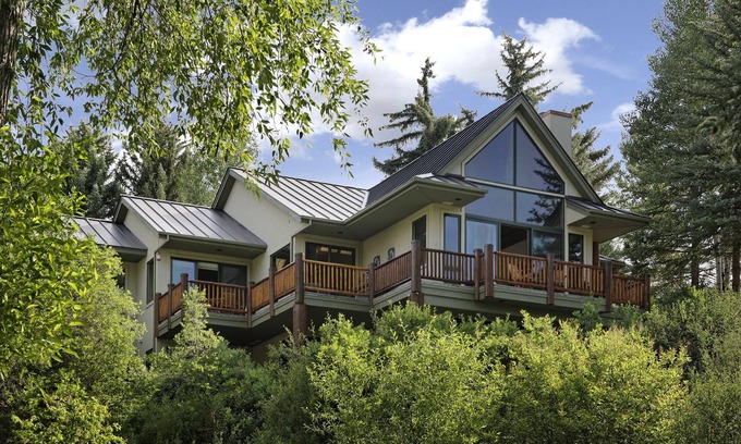 Woody Creek House | Elegant Riverfront Retreat in Woody Creek for Families