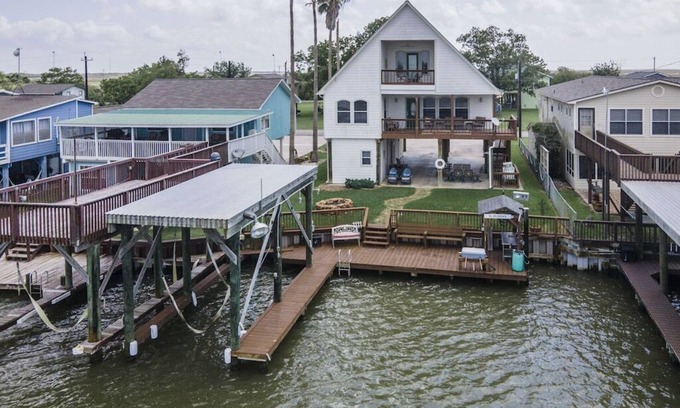 Matagorda House | Riverside Retreat with Fishing Pier & Oceanfront Views
