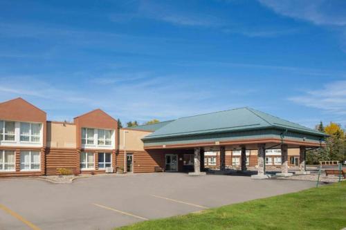 International Falls Hotel | Pet-Friendly Riverfront Hotel with Breakfast & Hot Tub Access