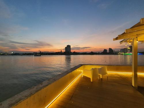 Wachira Phayaban House | Unforgettable Riverfront Retreat at Baan Rimphraya