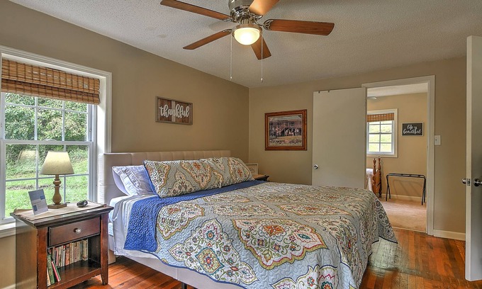Abingdon House | Riverfront Retreat: King Suite, Kayaks & Pet-Friendly Stay