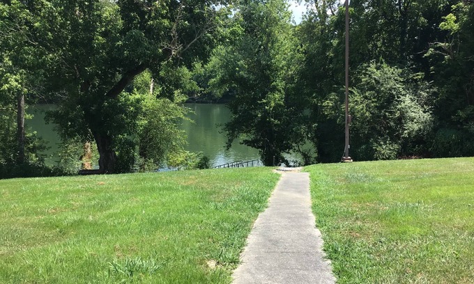 Burkesville Hotel | Riverfront Lodge: Family-Friendly Retreat with Pool Access