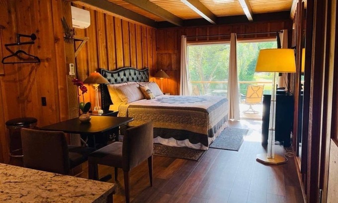 Shady Cove Cabin | Scenic Riverfront Lodging with Kitchen and Breakfast Included