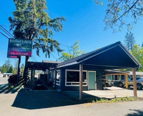 Shady Cove Hotel | Riverside Retreat: 4-Star Family-Friendly Lodging