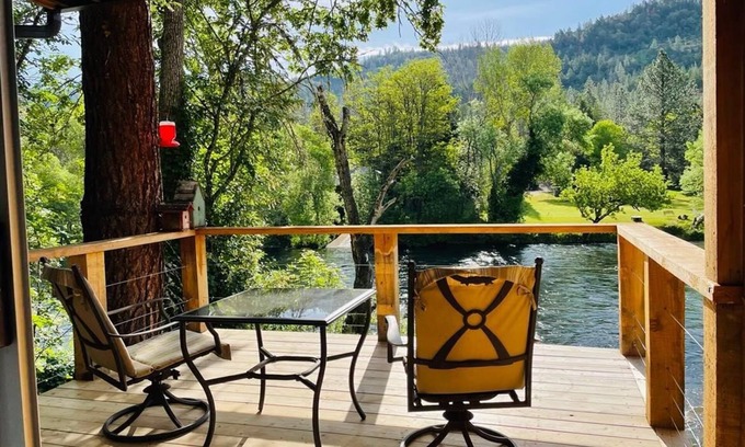 Shady Cove Hotel | Riverside Retreat: Family-Friendly Lodging with Spa & Breakfast