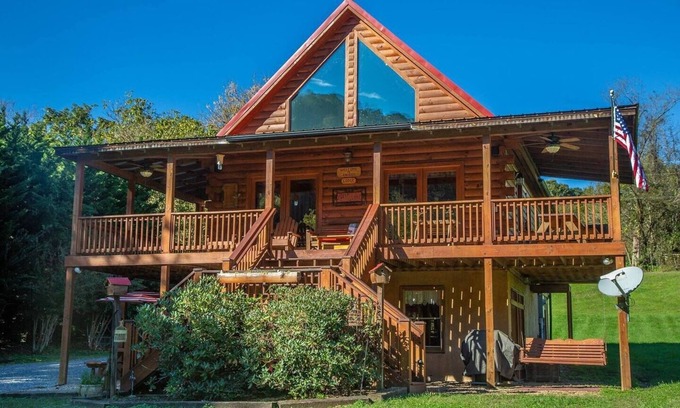 Draper Cabin | Inviting Riverfront Log Cabin: Family Fun & Pet Friendly!