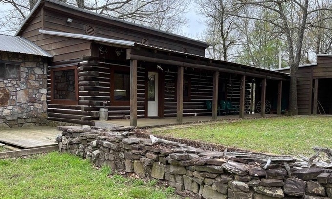Smithville Cabin | Riverside Log Cabin Retreat with Private Access for Families