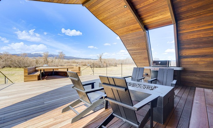 Whitehall House | Scenic Riverfront Montana Retreat with Deck & Fire Pit