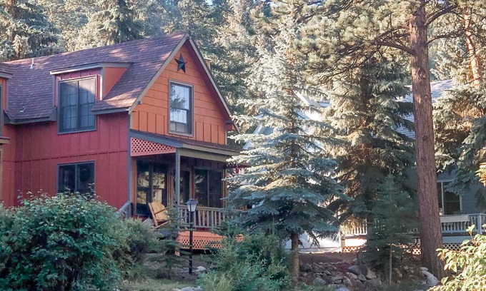 Estes Park House | Idyllic Riverfront Mountain Cottage Retreat for Families