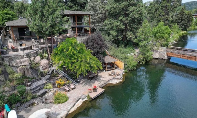Bend House | Beautiful Riverfront Paradise with Kayaks and Hot Tub