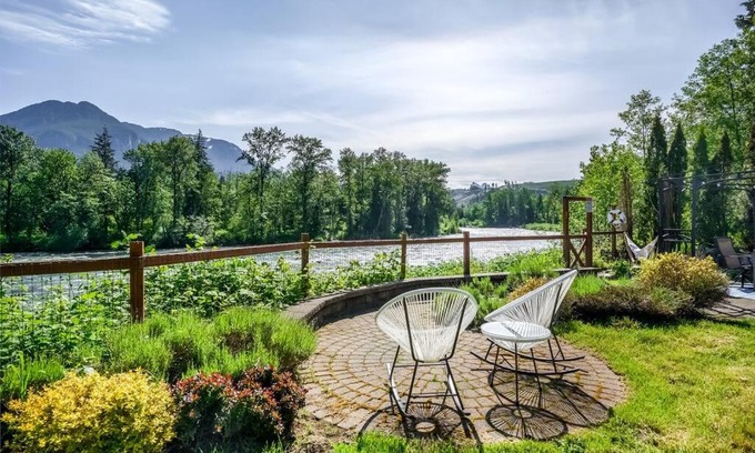 Gold Bar House | Idyllic Riverfront Retreat with Hot Tub - Little River House