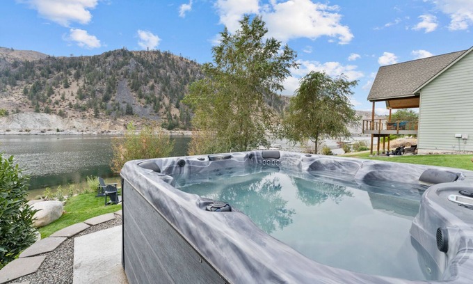 Ardenvoir Cabin | Beachfront Cabin with Hot Tub, Sauna & Boat Launch