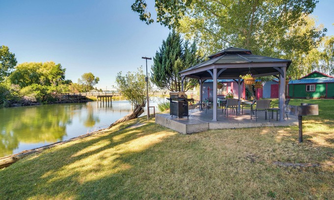 Chiloquin Apartment | Riverfront Resort Cabin ~ 21 Mi to Crater Lake!