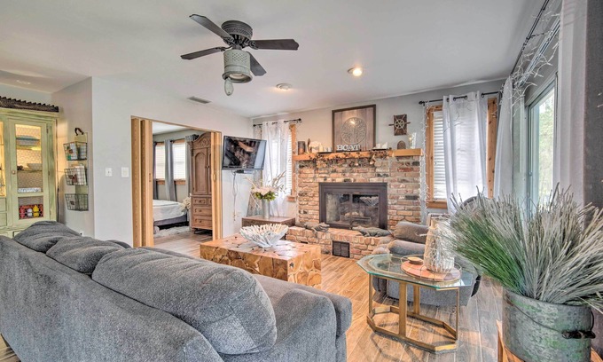 Bushnell Cabin | Relaxing Withlacoochee Riverfront Retreat with Spa & Breakfast