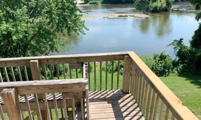 Yorkville Apartment | Relaxing Riverfront Escape with Waterpark & Free WIFI