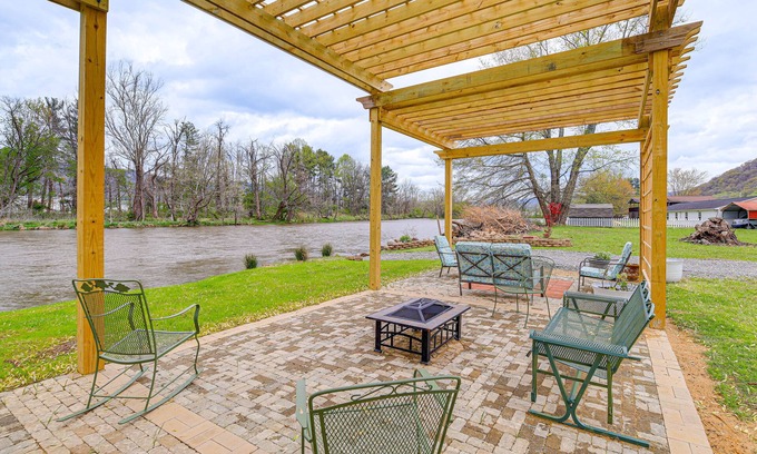Elizabethton House | Top-Rated Riverfront Retreat with Spa & Boat Access!