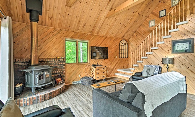 Mayfield Cabin | Pet-Friendly Riverfront Cabin: Kayak, Fish & Relax