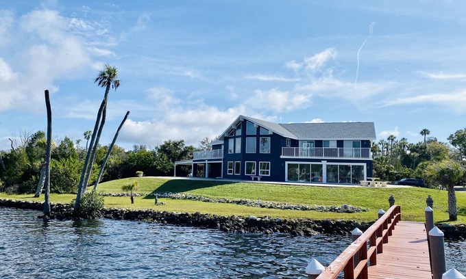 Homosassa House | Experience Riverside Bliss: Sleeps 12 with Private Dock