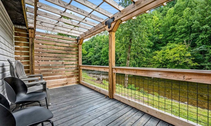Townsend Cottage | Idyllic Riverfront Cottage with Fire Pit & Easy Park Access