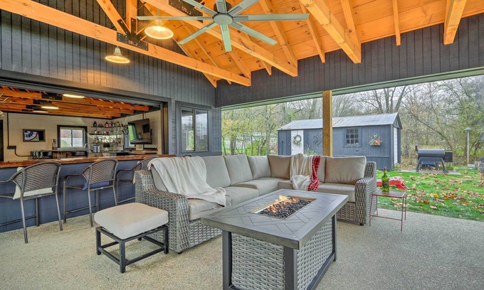 Zanesville House | Scenic Riverfront Zanesville Getaway with Private Bar