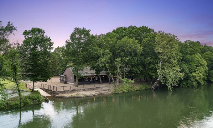Broken Bow Cabin | Experience Riverhawk at Lazy River Retreat: Pet-Friendly Stay