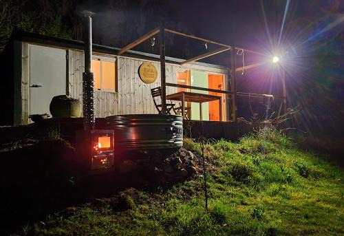 Vila do Conde Cabin | RiverHouse: Oceanfront Escape with Pool & Hot Tub