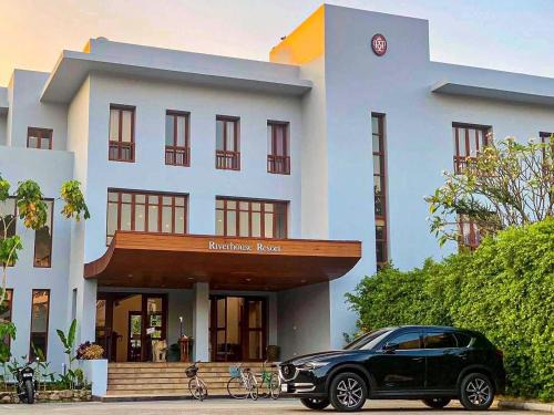 Mae Sariang Resort | Cozy Riverhouse Resort: Oceanfront Poolside Getaway
