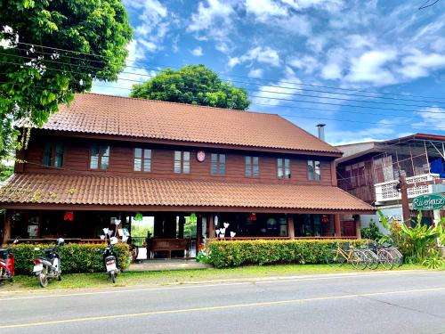 Mae Sariang Resort | Riverside Retreat: The Teak House with Ocean Views