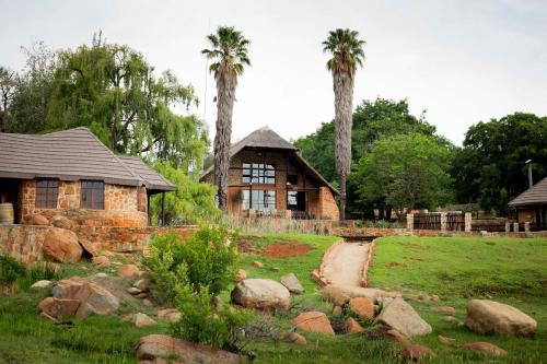 Tonteldoos Ski Chalet | Riverman Cabin: Pet Friendly Retreat with Breakfast Included