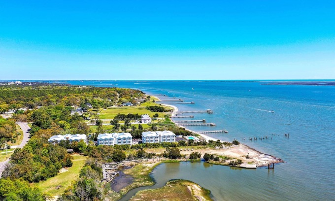 Southport House | Rivers Edge 223: Guest Rated 9.4 with Kitchen & Breakfast