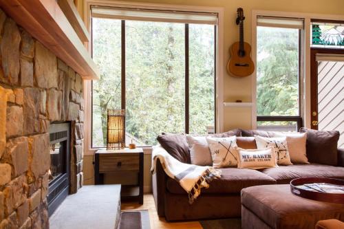 Deming House | Relaxing Rivers Edge at Snowater: Pet-Friendly Retreat