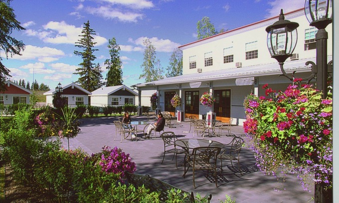 College Hotel | Rivers Edge Resort: Family-Friendly Stay with Dining Options