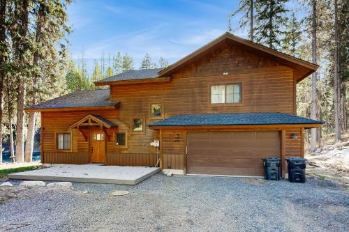 McCall House | Rivers Edge Retreat: Family-Friendly Getaway with Hot Tub