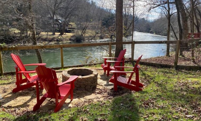 Mineral Bluff House | Rivers Edge: Riverside Retreat with Wood Burning Fireplace