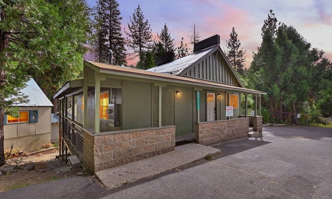 Pinecrest Cabin | Rivers Resort Cabin #1 "Millport" - Family & Pet Friendly Retreat