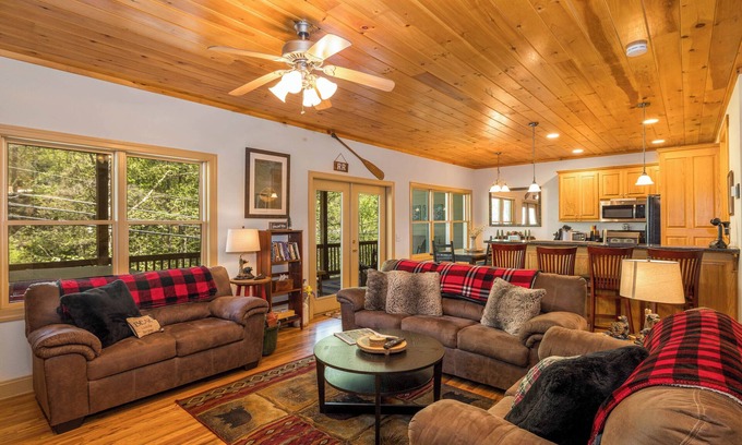 Helen House | Rivers Rest: Unforgettable Stay with Pool & Spa Access