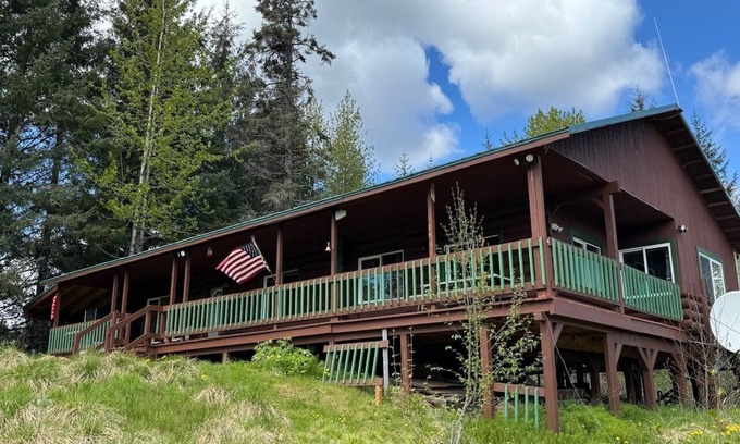 Gustavus Cabin | RIVERSEDGE LOG HOME on the SALMON RIVER within 8miiles GLACIER BAY NATIONAL PARK