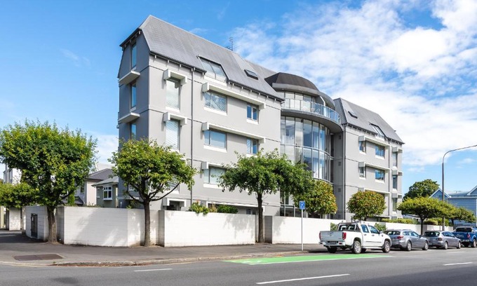 Christchurch City Centre Apartment | Riverside 1-Bed Apartment: City Center with Family-Friendly Amenities