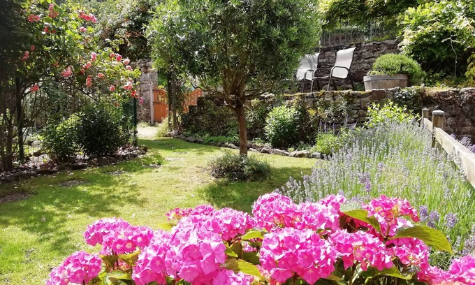Lanvallay Apartment | Scenic Riverside Apartment with Garden in Dinan Port