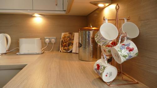 Carluke Apartment | Exceptional Riverside Apartments - Family-Friendly Getaway