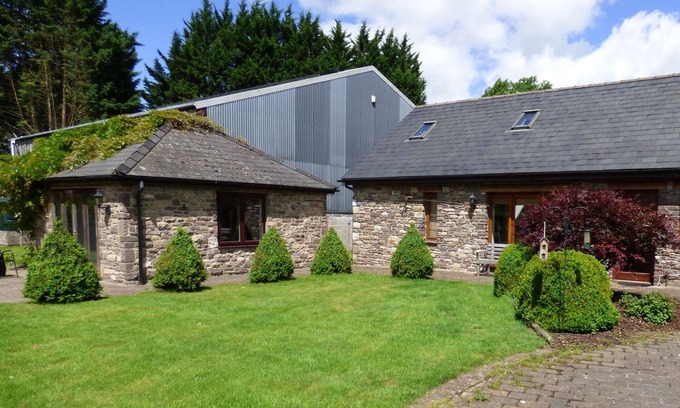 Gilwern Cottage | Riverside Barn: Guest Rated 10/10 with Pool & Breakfast