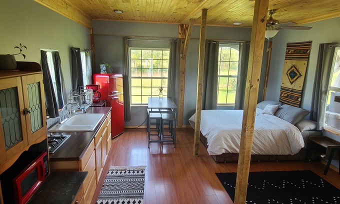 Eureka Springs Cabin | Riverside Barndominium: Pet-Friendly Getaway Near Water