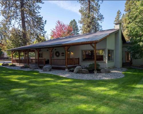 Leavenworth House | Cozy Riverside Cabin with Hot Tub and Pet-Friendly Amenities
