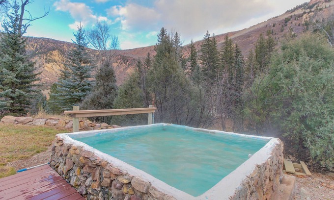 Carbondale House | Cozy Riverside Cabin with Hot Tubs Near Skiing & Fishing