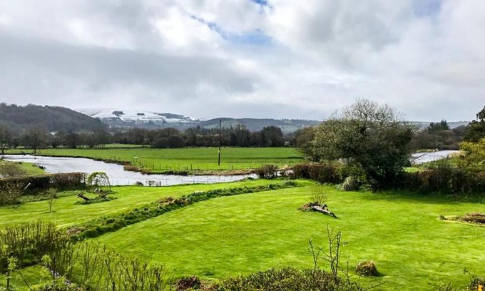 Lampeter Ski Chalet | Pet-Friendly Riverside Chalet in Lampeter, West Wales