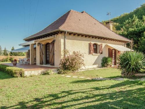 Condat-sur-Vezere Villa | Inviting Holiday Home with Private Pool for Memorable Stays