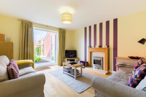 Evesham House | Riverside Cottage: Family-Friendly Retreat with Kitchen