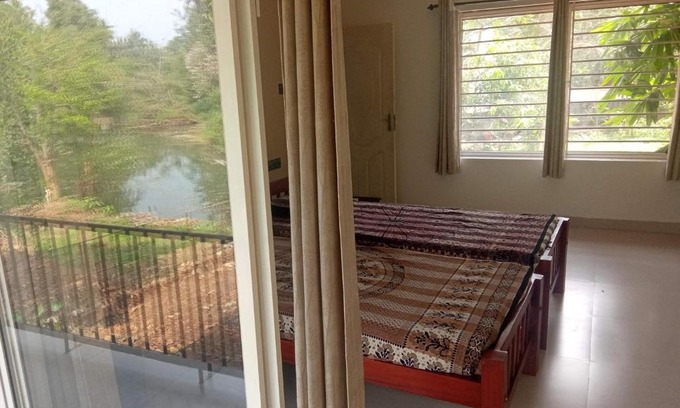 Perumbaikad Villa | Charming Riverside Cottage: Pet & Child Friendly Retreat